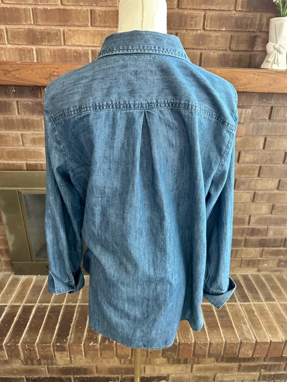 Talbots Classic Blue Chambray Button Down Shirt Large Preppy Classic - Picture 2 of 3